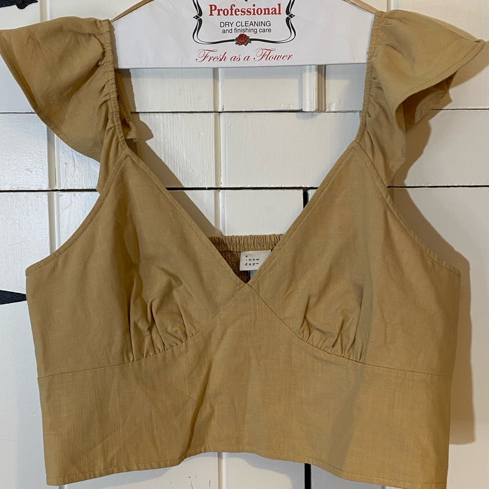 NWOT. A New Day Crop Top with Ruffled Sleeves and smocking in back. Size XL.